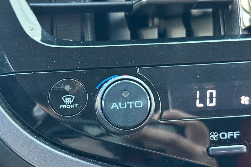 Toyota Camry Vehicle Full-screen Gallery Image 29