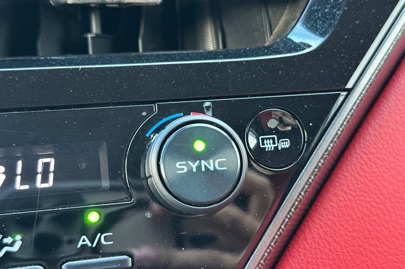 Toyota Camry Vehicle Full-screen Gallery Image 30