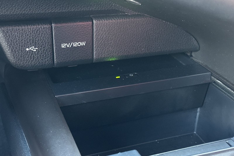 Toyota Camry Vehicle Full-screen Gallery Image 31