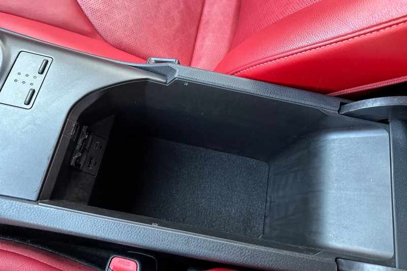 Toyota Camry Vehicle Full-screen Gallery Image 32