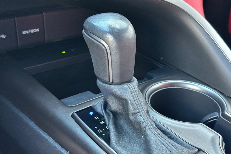Toyota Camry Vehicle Full-screen Gallery Image 33