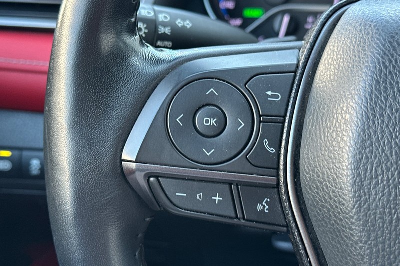 Toyota Camry Vehicle Full-screen Gallery Image 36