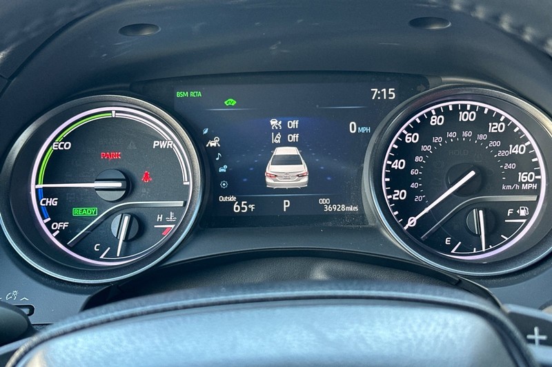 Toyota Camry Vehicle Full-screen Gallery Image 40