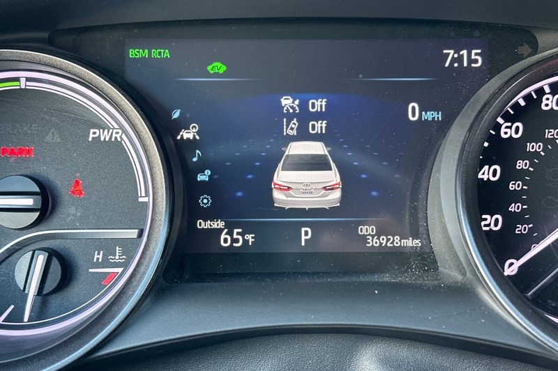 Toyota Camry Vehicle Full-screen Gallery Image 41