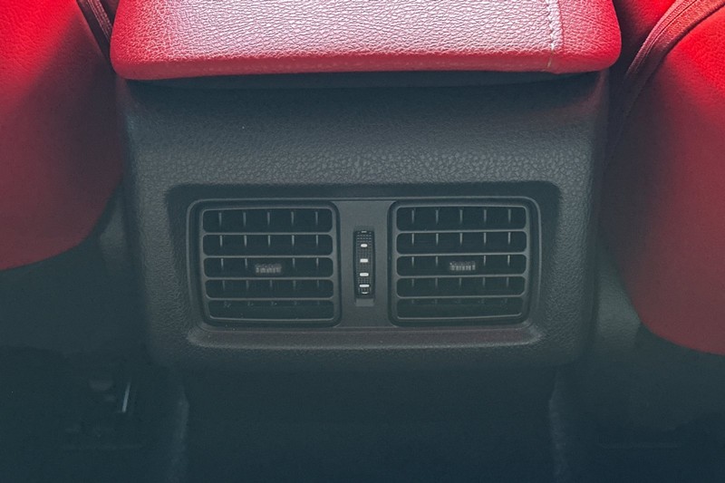 Toyota Camry Vehicle Full-screen Gallery Image 43