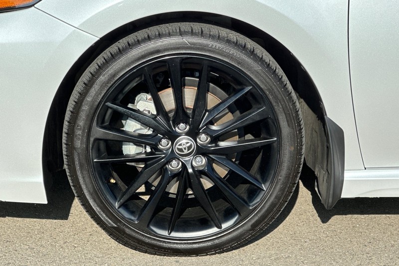 Toyota Camry Vehicle Full-screen Gallery Image 44