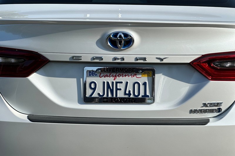 Toyota Camry Vehicle Full-screen Gallery Image 48