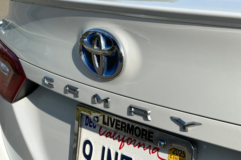 Toyota Camry Vehicle Full-screen Gallery Image 50