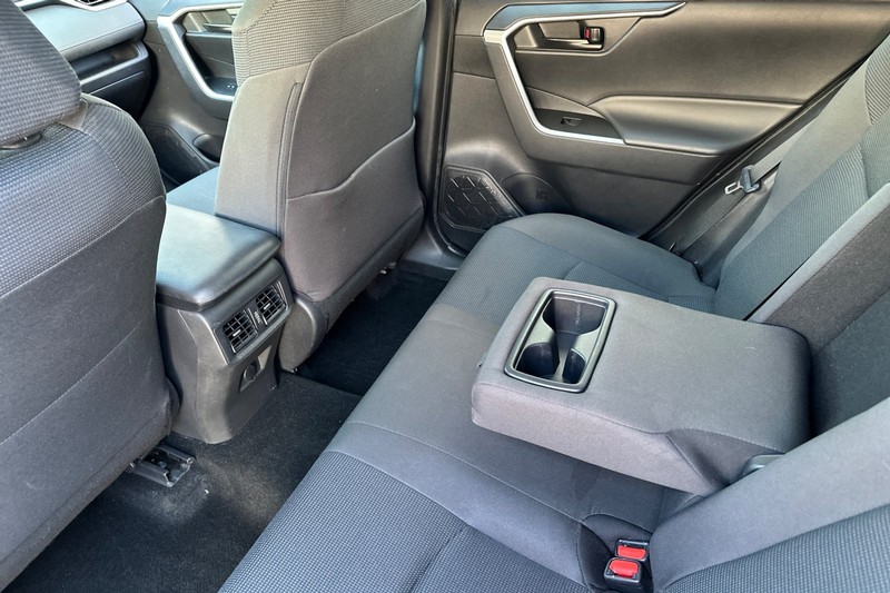 Toyota RAV4 Vehicle Full-screen Gallery Image 15