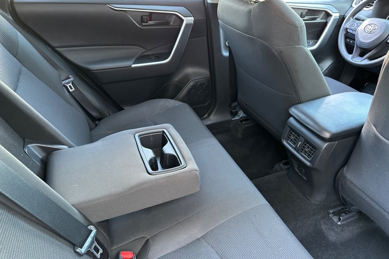 Toyota RAV4 Vehicle Full-screen Gallery Image 19
