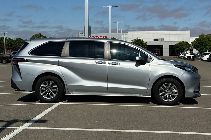 Toyota Sienna Vehicle Full-screen Gallery Image 03