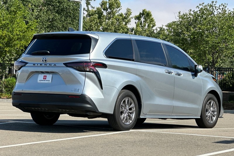 Toyota Sienna Vehicle Full-screen Gallery Image 04