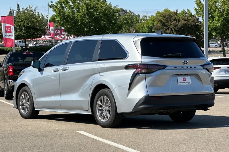 Toyota Sienna Vehicle Full-screen Gallery Image 06