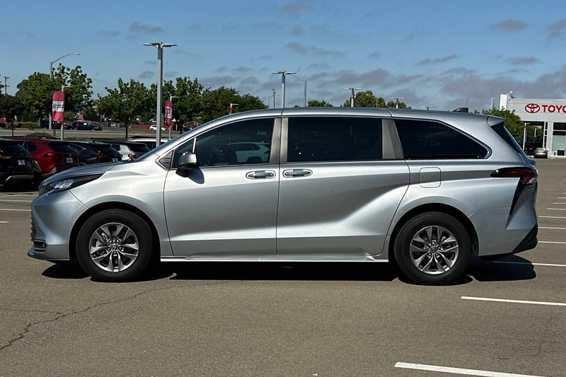 Toyota Sienna Vehicle Full-screen Gallery Image 08
