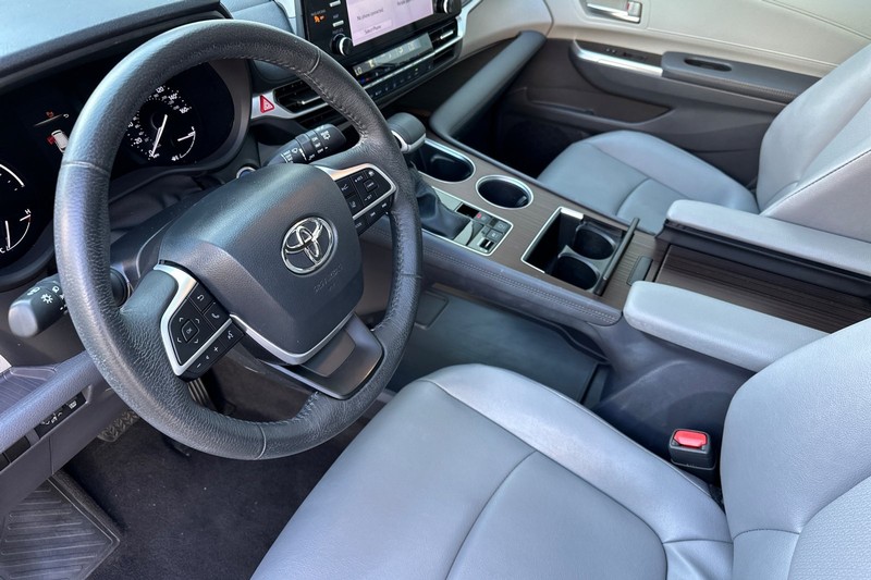 Toyota Sienna Vehicle Full-screen Gallery Image 11