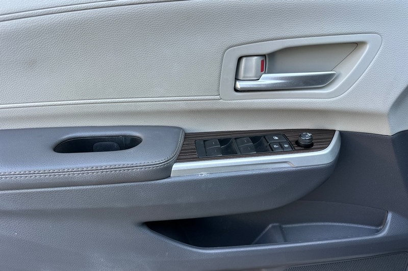 Toyota Sienna Vehicle Full-screen Gallery Image 12