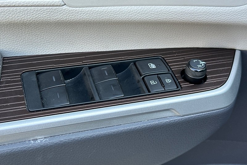 Toyota Sienna Vehicle Full-screen Gallery Image 13