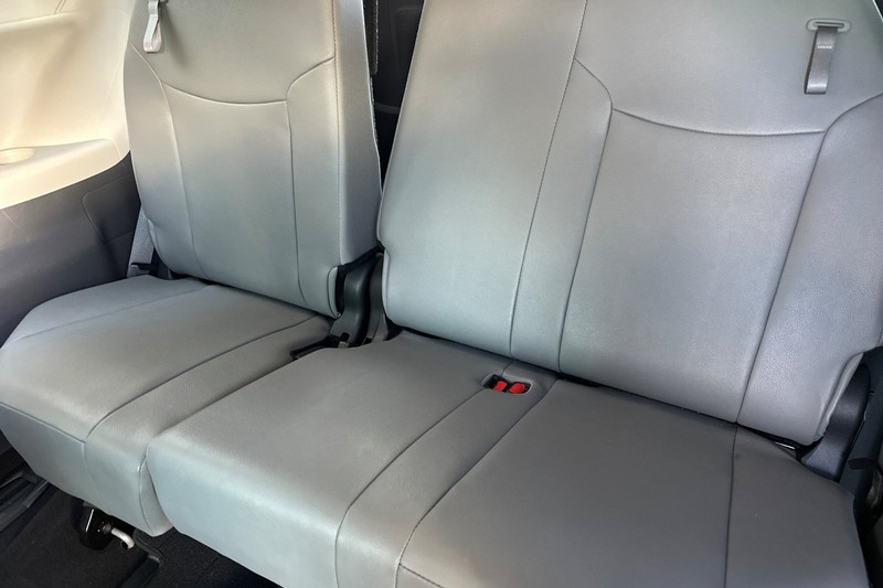 Toyota Sienna Vehicle Full-screen Gallery Image 19