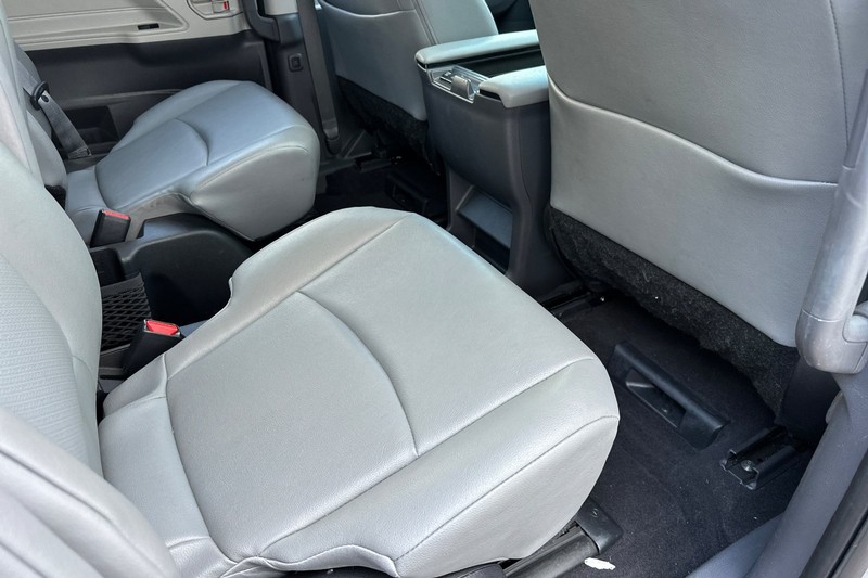 Toyota Sienna Vehicle Full-screen Gallery Image 20