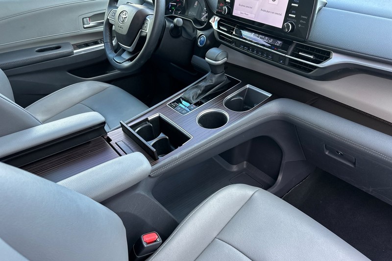 Toyota Sienna Vehicle Full-screen Gallery Image 21