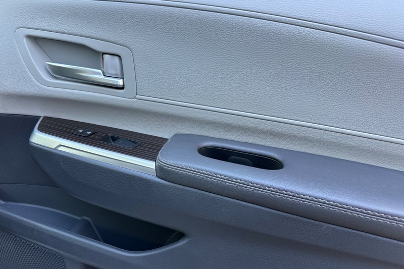 Toyota Sienna Vehicle Full-screen Gallery Image 23