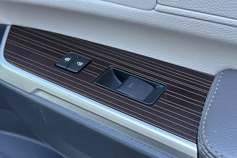 Toyota Sienna Vehicle Full-screen Gallery Image 24