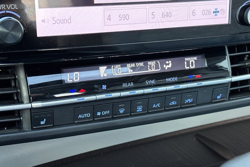 Toyota Sienna Vehicle Full-screen Gallery Image 30