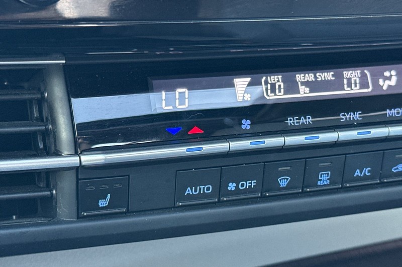 Toyota Sienna Vehicle Full-screen Gallery Image 31