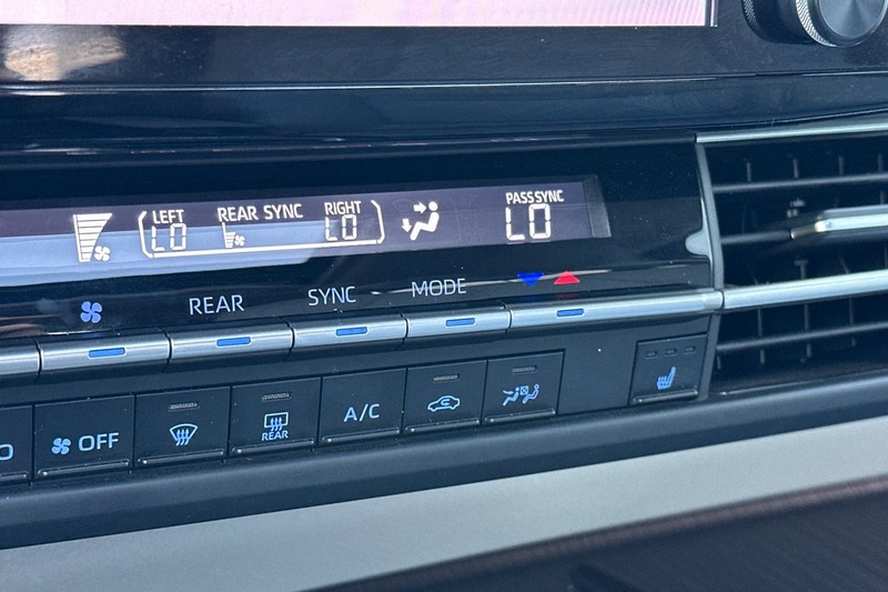 Toyota Sienna Vehicle Full-screen Gallery Image 32