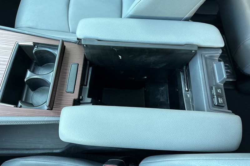 Toyota Sienna Vehicle Full-screen Gallery Image 34