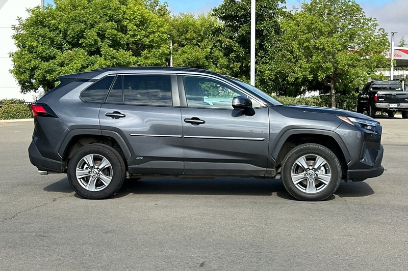 Toyota RAV4 Vehicle Full-screen Gallery Image 03