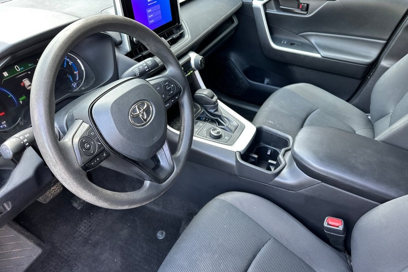 Toyota RAV4 Vehicle Full-screen Gallery Image 11