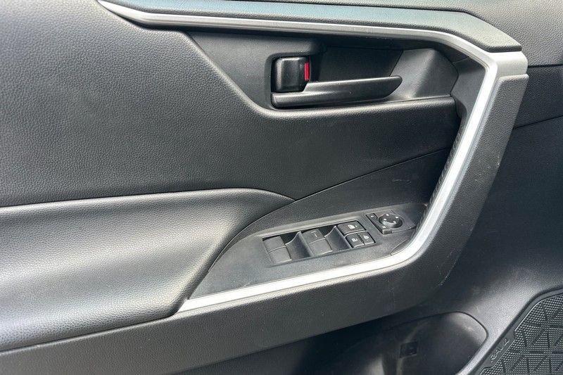 Toyota RAV4 Vehicle Full-screen Gallery Image 12