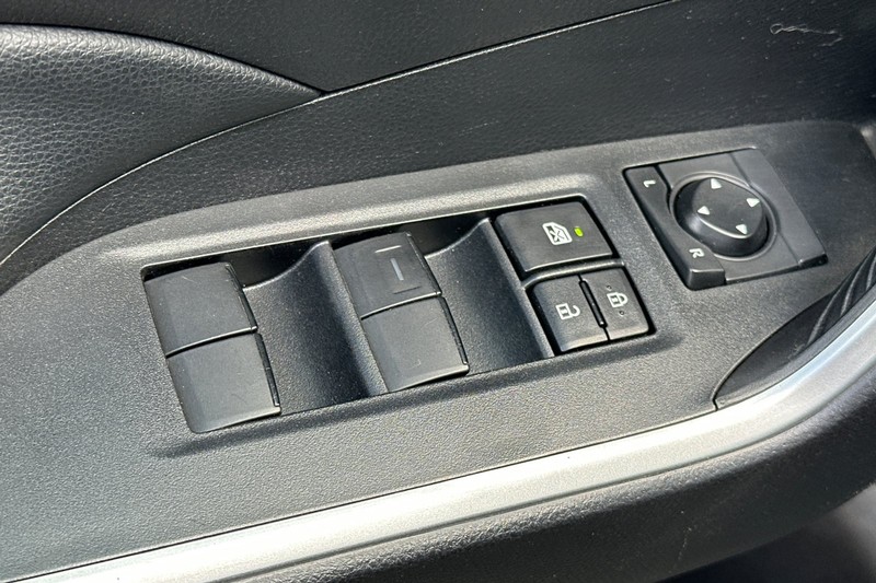 Toyota RAV4 Vehicle Full-screen Gallery Image 13