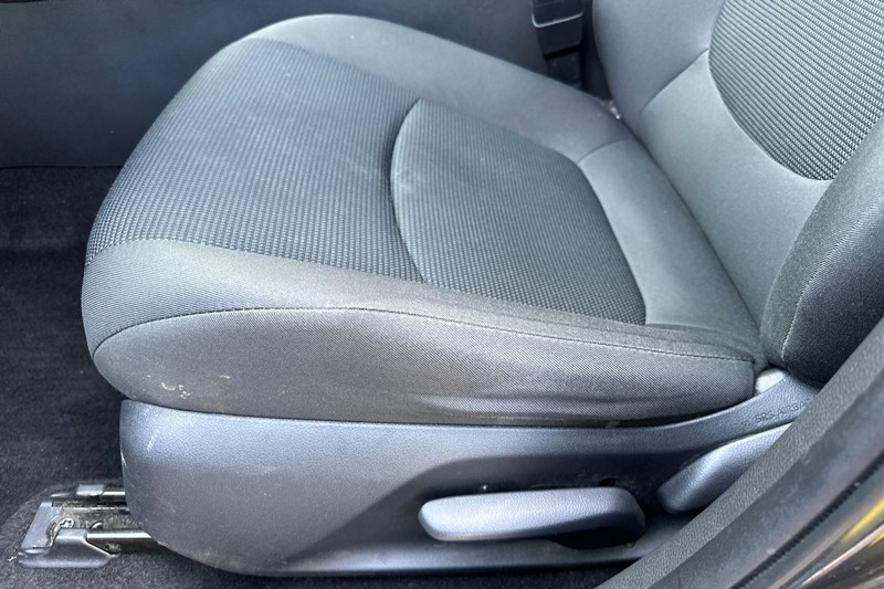Toyota RAV4 Vehicle Full-screen Gallery Image 14