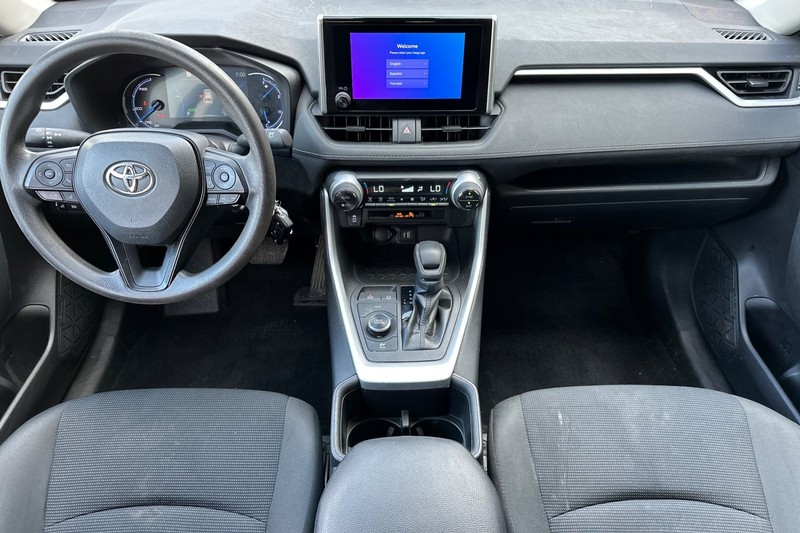 Toyota RAV4 Vehicle Full-screen Gallery Image 16