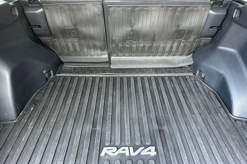 Toyota RAV4 Vehicle Full-screen Gallery Image 18