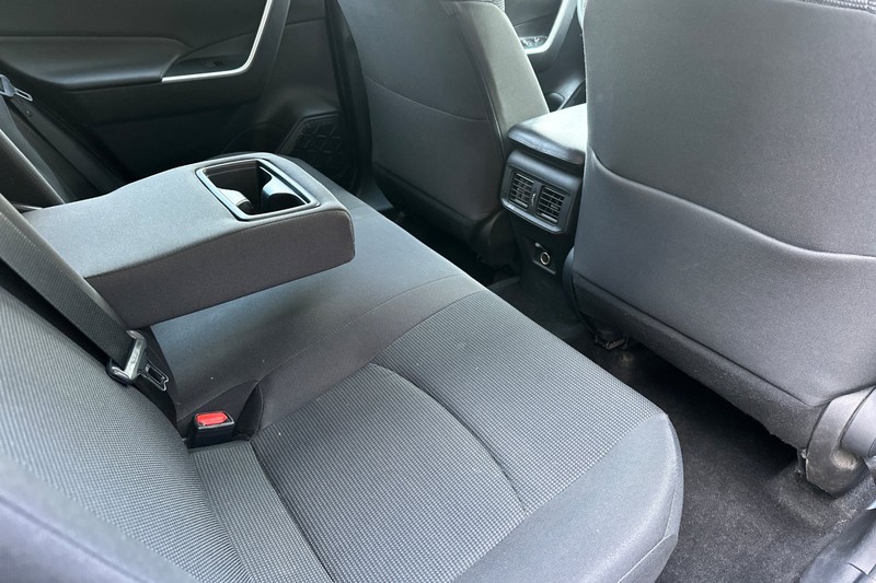 Toyota RAV4 Vehicle Full-screen Gallery Image 19