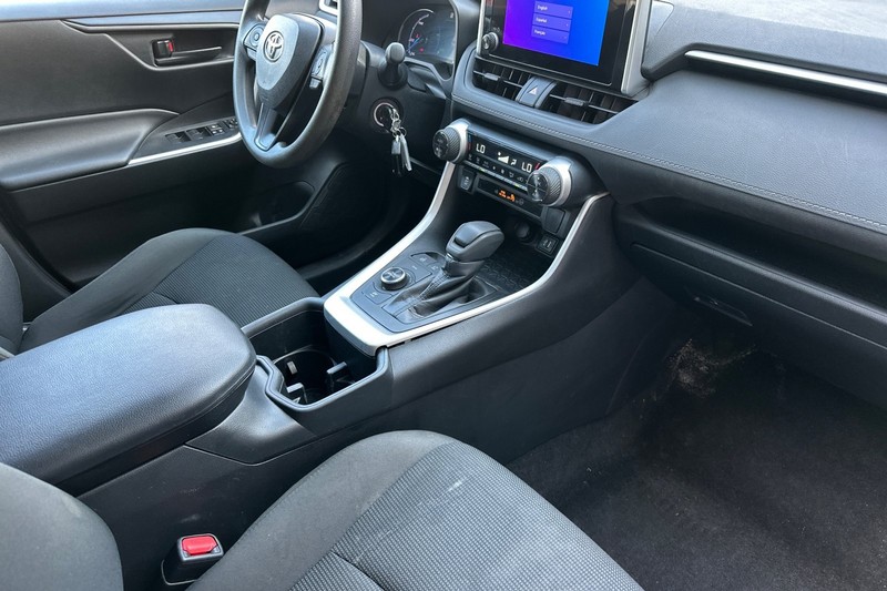 Toyota RAV4 Vehicle Full-screen Gallery Image 20