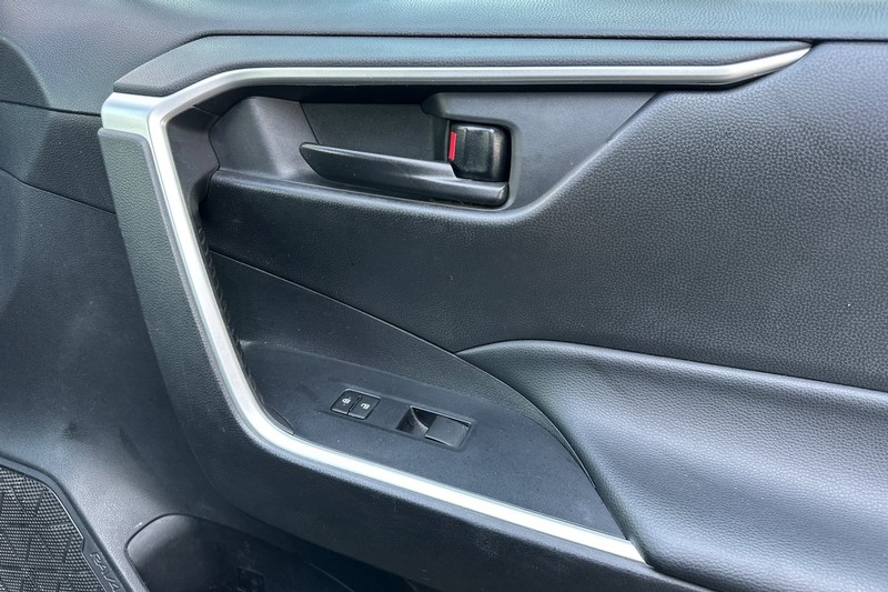 Toyota RAV4 Vehicle Full-screen Gallery Image 22