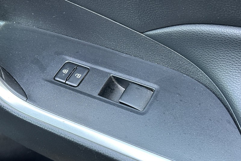 Toyota RAV4 Vehicle Full-screen Gallery Image 23