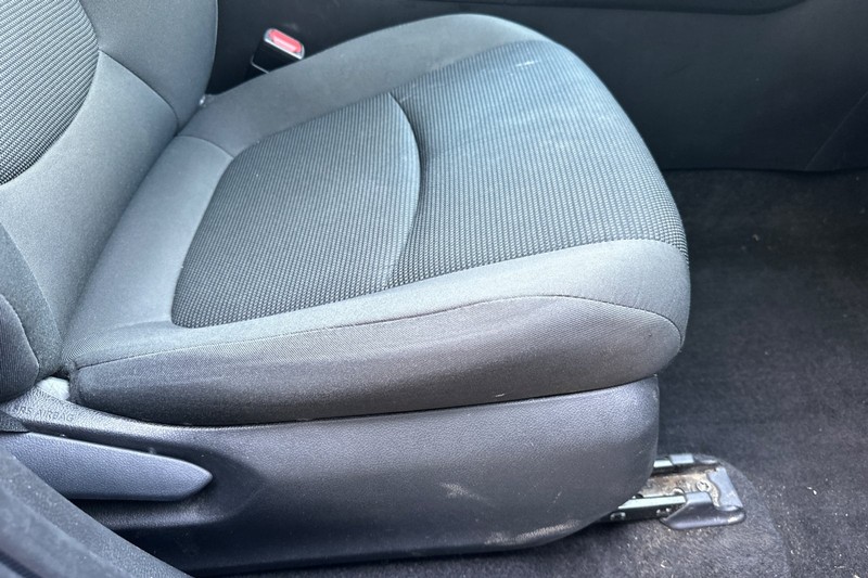 Toyota RAV4 Vehicle Full-screen Gallery Image 24