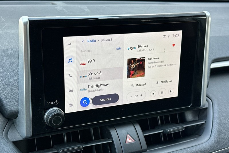 Toyota RAV4 Vehicle Full-screen Gallery Image 27