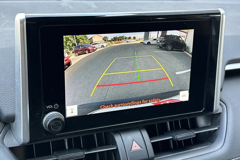 Toyota RAV4 Vehicle Full-screen Gallery Image 28