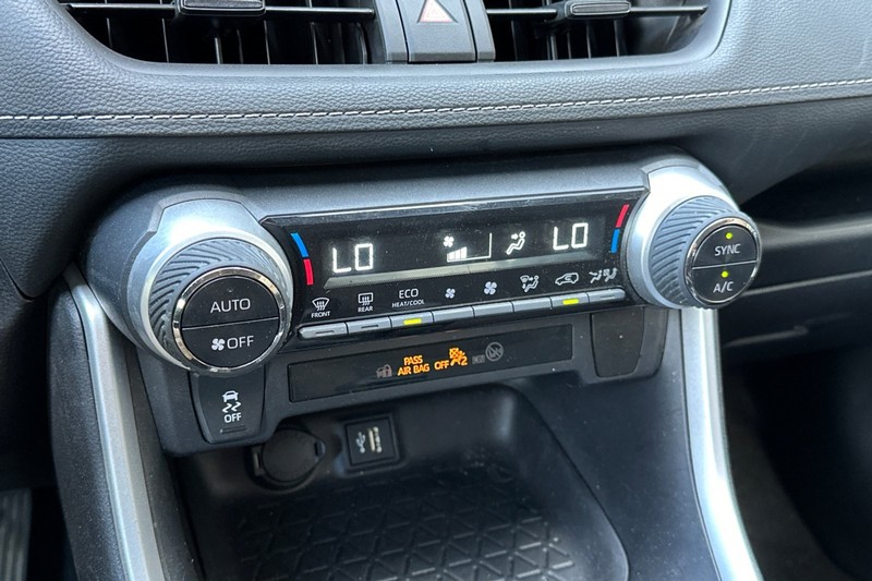 Toyota RAV4 Vehicle Full-screen Gallery Image 29