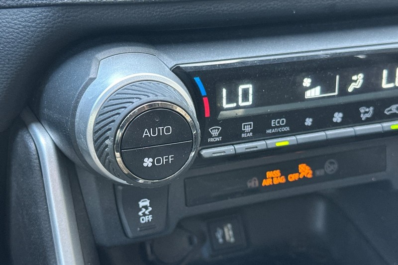 Toyota RAV4 Vehicle Full-screen Gallery Image 30