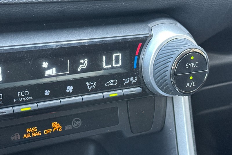 Toyota RAV4 Vehicle Full-screen Gallery Image 31