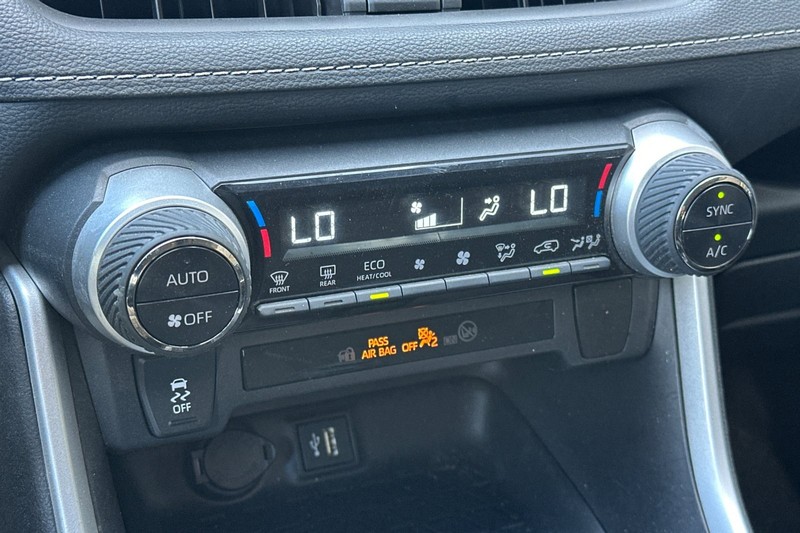 Toyota RAV4 Vehicle Full-screen Gallery Image 32