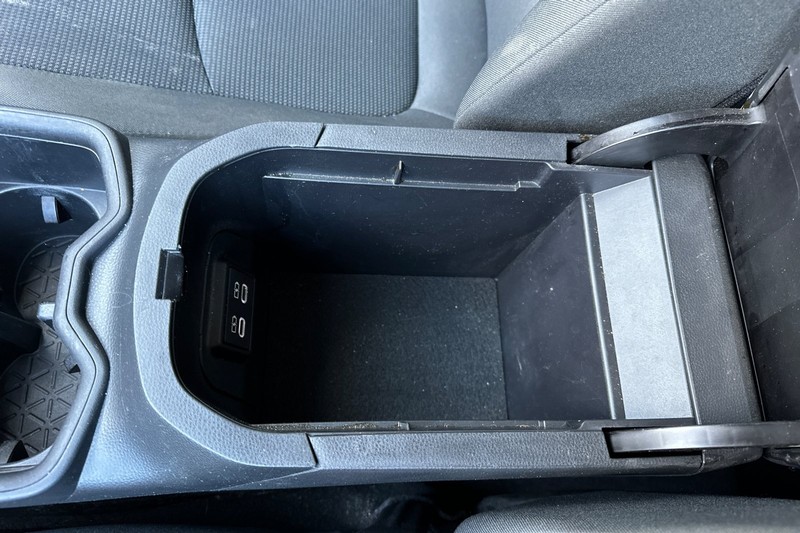 Toyota RAV4 Vehicle Full-screen Gallery Image 34