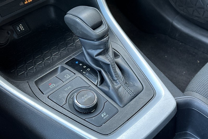 Toyota RAV4 Vehicle Full-screen Gallery Image 35